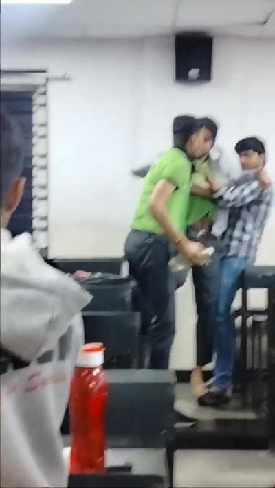 oyee bee mm sir ko kuchmat keh diyo 😡😡