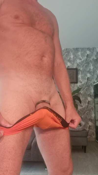 [50] M4F - Keine Ahnung, ob das schon als Dadbod zählt, aber ich hoffe, es gefällt meiner kleinen Schlampe, was Daddy hier auspackt. DMs open 