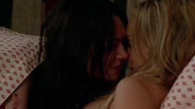 Taylor Schilling & Laura Prepon - Orange is the New Black S02E10 (2014)