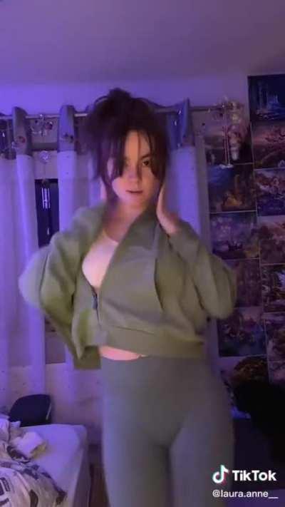 love it when she goes braless @laura.anne__