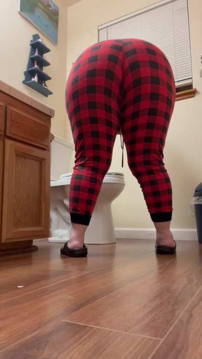 210 Lbs of 52yr old MILF and Every Ounce Loves Farting in Your Face 😈 💨