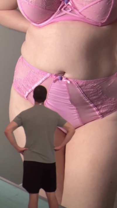 Would you love being shrunk by Giantess Emma? 😁