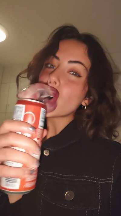 Crazy beauty hack for full lips