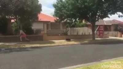 arap adamdan gelen para dolu çantadan kaçıyorlar :(