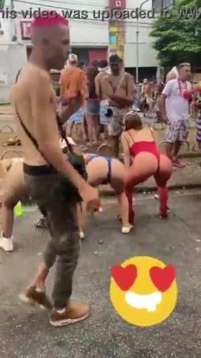O trio de bundass em desobediência no carnaval de algum lugar do Brasil. 