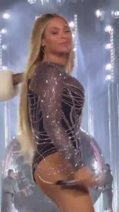 Performing ‘Crazy in Love’ in Amsterdam | June 2023