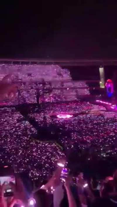 Si alguno tiene la posibilidad de ir, no lo dude. No soy fan y aún así fue el recital que más disfruté, y fui a varios.