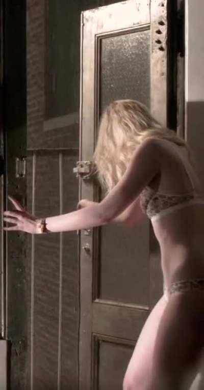 Elle Fanning is so lovely.