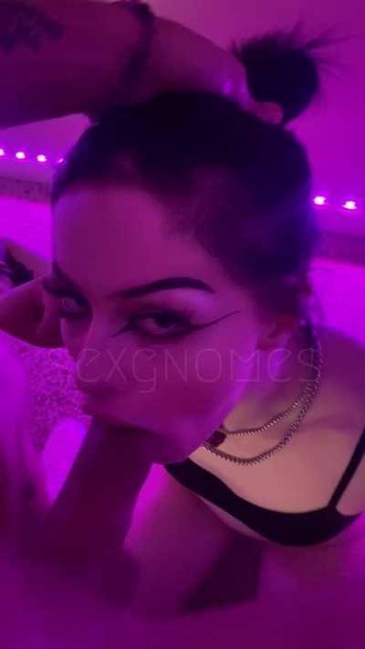 just a free-use goth throat ✨