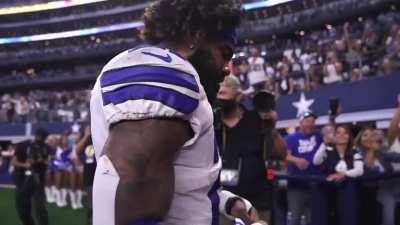 [Highlight] Ezekiel Elliott gives his game glove to a fan on the way to the tunnel
