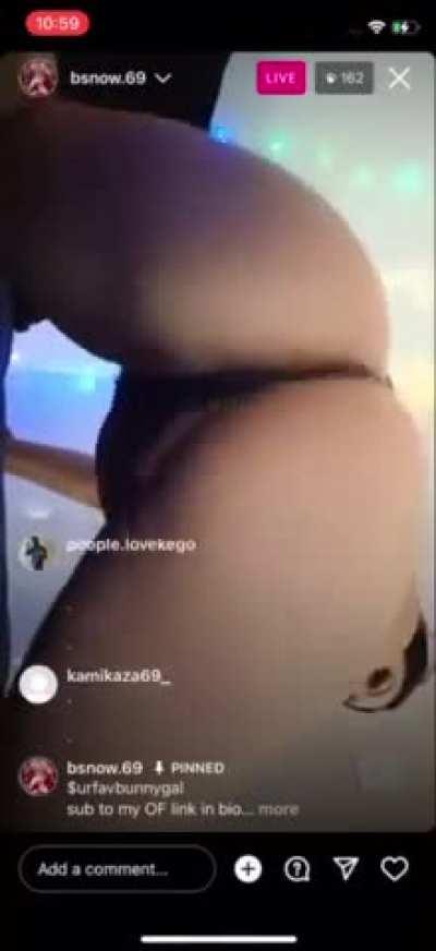 Beverly Snow seducing simps on Instagram LIVE baiting them in to press the cash app button🤳 to see her sexy skin😛