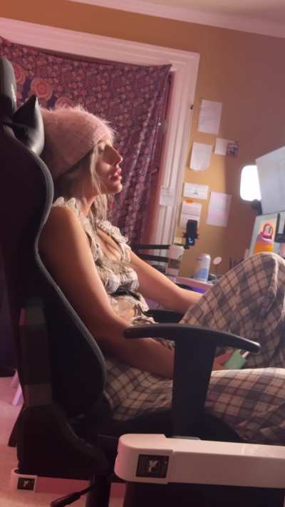 There are just vibrators left all over the house here. I watched as Kennedy mid gaming saw one near her desk, picked it up, then used it for a min before putting it back down and getting back to her game 🤣