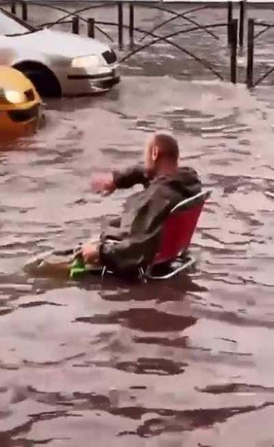 WAGTHROmân dirijând traficul pe Marea Văcărești