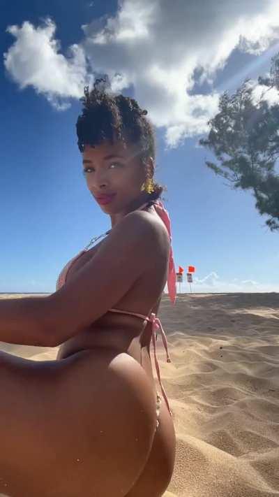 Booty isolation in the sand...delicious. 🤤💋