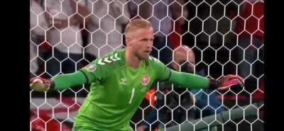 DEN-ENG: Dänemarks Torwart Schmeichel wurde beim Elfmeter mit Laserpointer geblendet