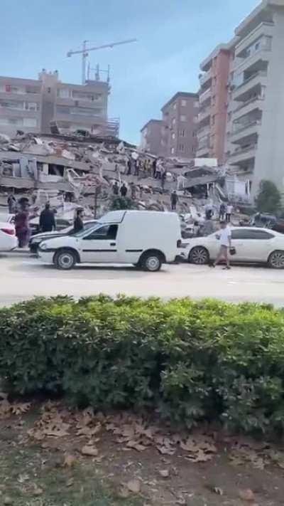 İzmir'den bir video daha. Durum ne yazık ki iyi gözükmüyor...