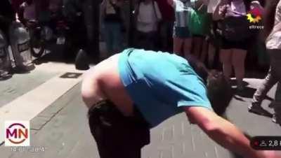 compañero se toma muy literal lo de poner el cuerpo en la lucha.