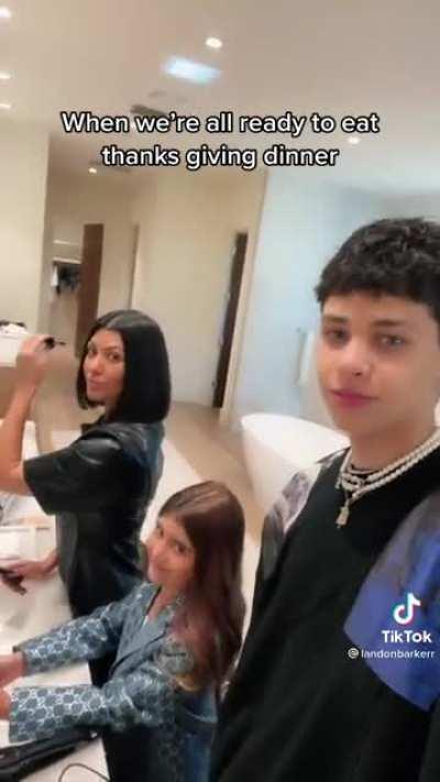 Kourtney Kardashian listening to MizOrMac bites the dust [mashup]🐐😂