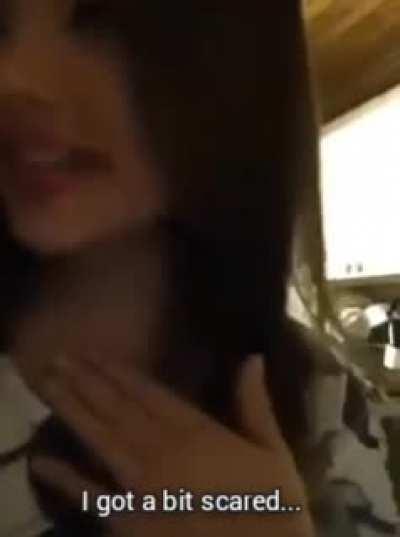 This is 𝖈𝖑𝖆𝖘𝖘𝖎𝖈! Little girl teaches how to heat a toast in the microwave WITH THE ALUMINUM PAPER. (´ ～ ｀)