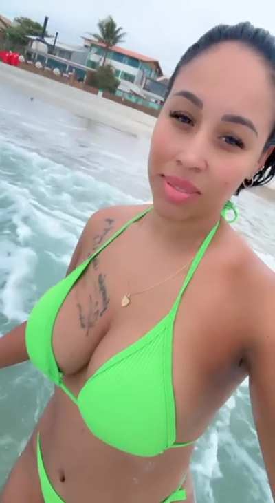 On the beach I feel free 