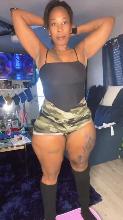 somebody's aunty is packing! 🥵