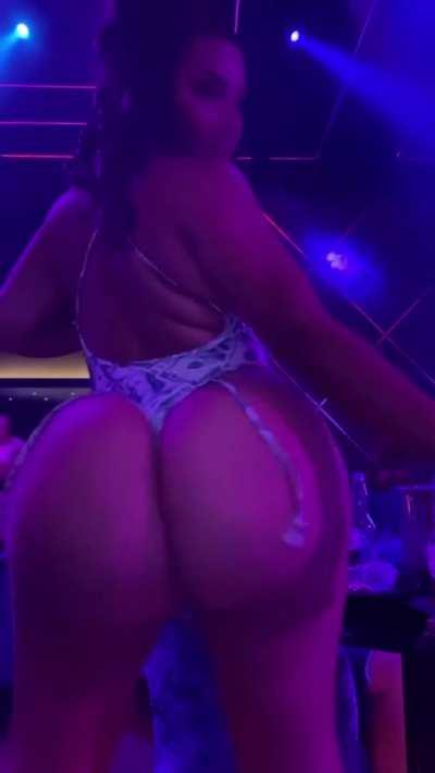 for her to have the amazing body she has it makes no sense why her only fans is so garbage