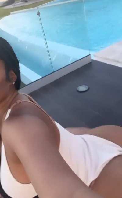 Hit it from the back she like dat👏