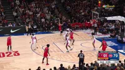 [Highlight] Alex Caruso finds Derrick Jones Jr. for the French Connection alley oop