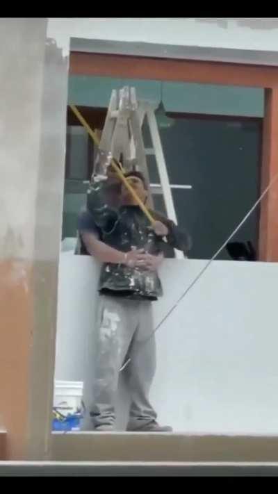 Empleados de un contratista nuestro pintando un alero.