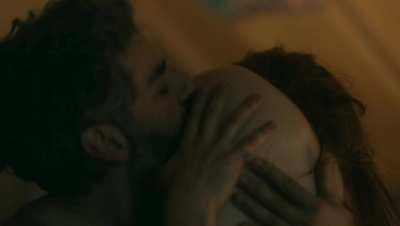 Jessica Chastain getting her armpit kissed in Scenes from a Marriage (2021) S1E5