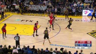 [Highlight] Draymond Green with the bounce-pass dime through two defenders