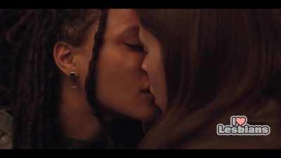 Alison Oliver & Sasha Lane (Conversations With Friends - s01e10)