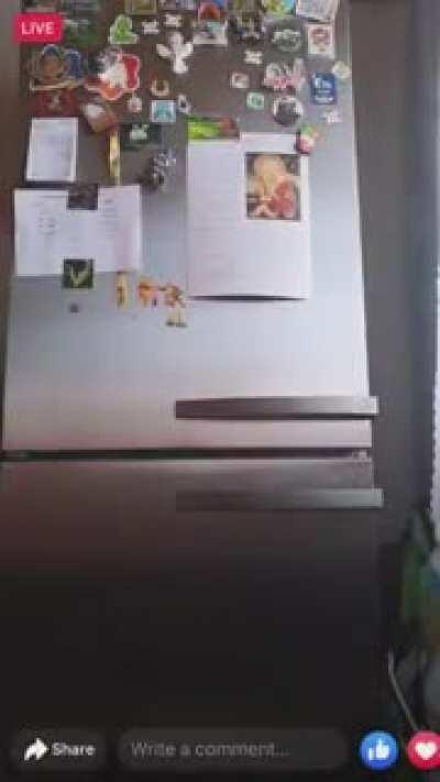 Kai esi vyresnių draugų kompanijoj, bet su tavim yra jaunesnis brolis.