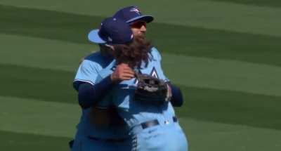 Bo Bichette foresees Kevin Kiermaier will have 5 RBIs today so he gives him a hug in advance
