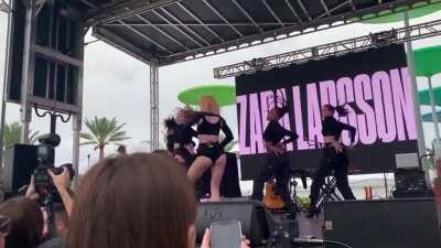 shake it (y100 performance)