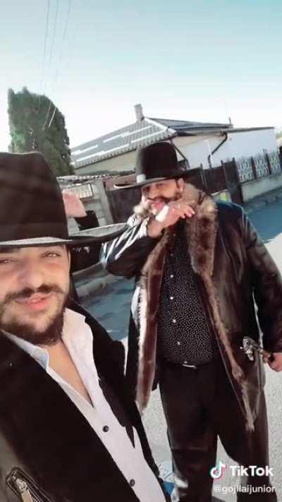 Rroditori pregatindu-se de munca