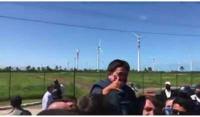 Bolsonaro levanta anão achando que é uma criança
