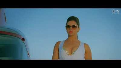 I can't remember how many times I jerk off to this intro of Deepika Padukone. Look at those milky thighs. I wanna eat her thighs