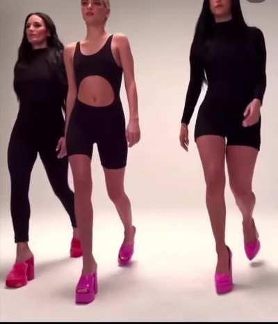 I love how Charlie’s leg jiggle when she gets closer to the camera 🤤😍