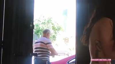 Gorgeous Pawg orders Pizza completely naked