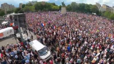Massive lockdown protest Paris