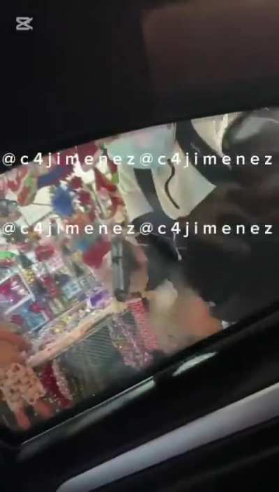 Así encañonó este delincuente a un automovilista en calles del centro histórico de la CDMX. No se dio cuenta que el vehículo estaba blindado, y los ocupantes lo grabaron para exhibirlo. Ya buscan ubicarlo y dar con el!