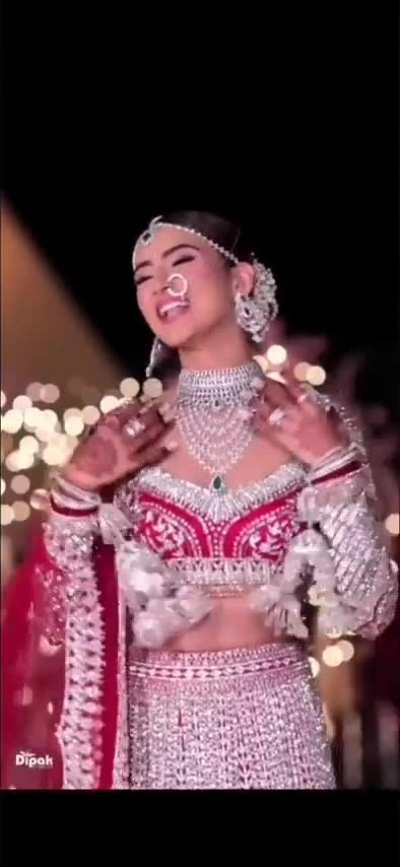 In light of @rakrjo's wedding dance videos, i got reminded of a video that I really liked when i first saw it! (The groom seems to actually enjoy it😳) 