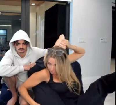 Corinna Kopf clapping with soles