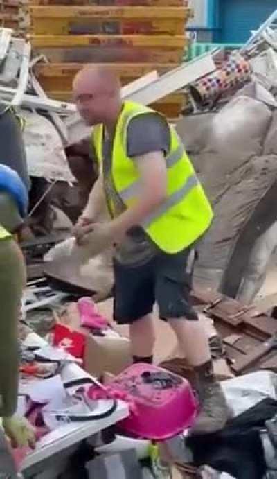 Если помните недавно было видео где мужик примерял вагину найденную на свалке,тут продолжение вечеринки подъехало