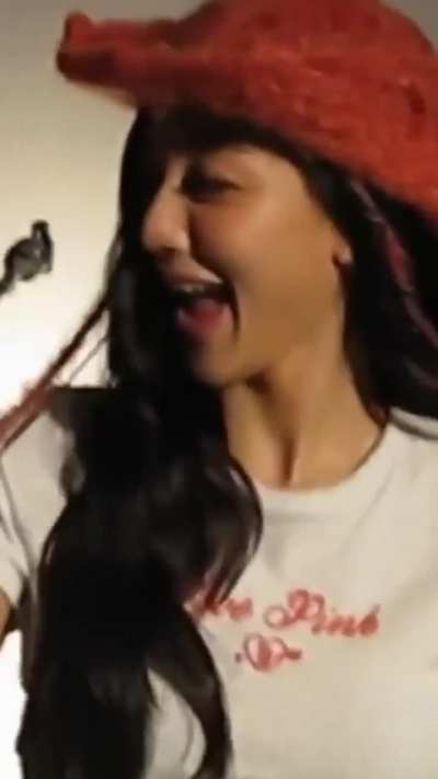 260108 - VS Jihyo loves her polaroids!