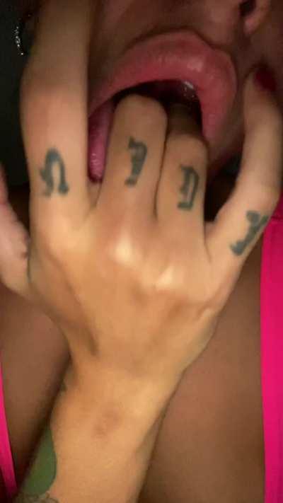 I love fingers in mouth🤤