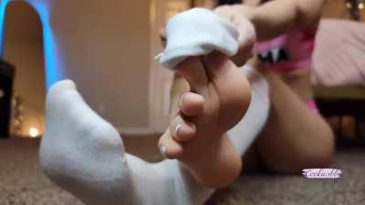 A sniff first 😉 then make them wet for me? 🦶🏻💕