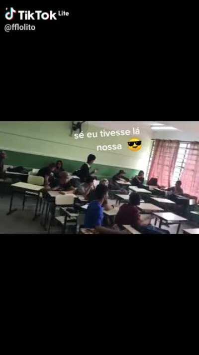 Menino:sua sala e normal (obs:não achei o video original então ficou esse texto;-;)