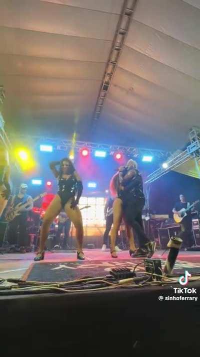 Ass dançarinass . Brazillian dancers big performance from buttock. 